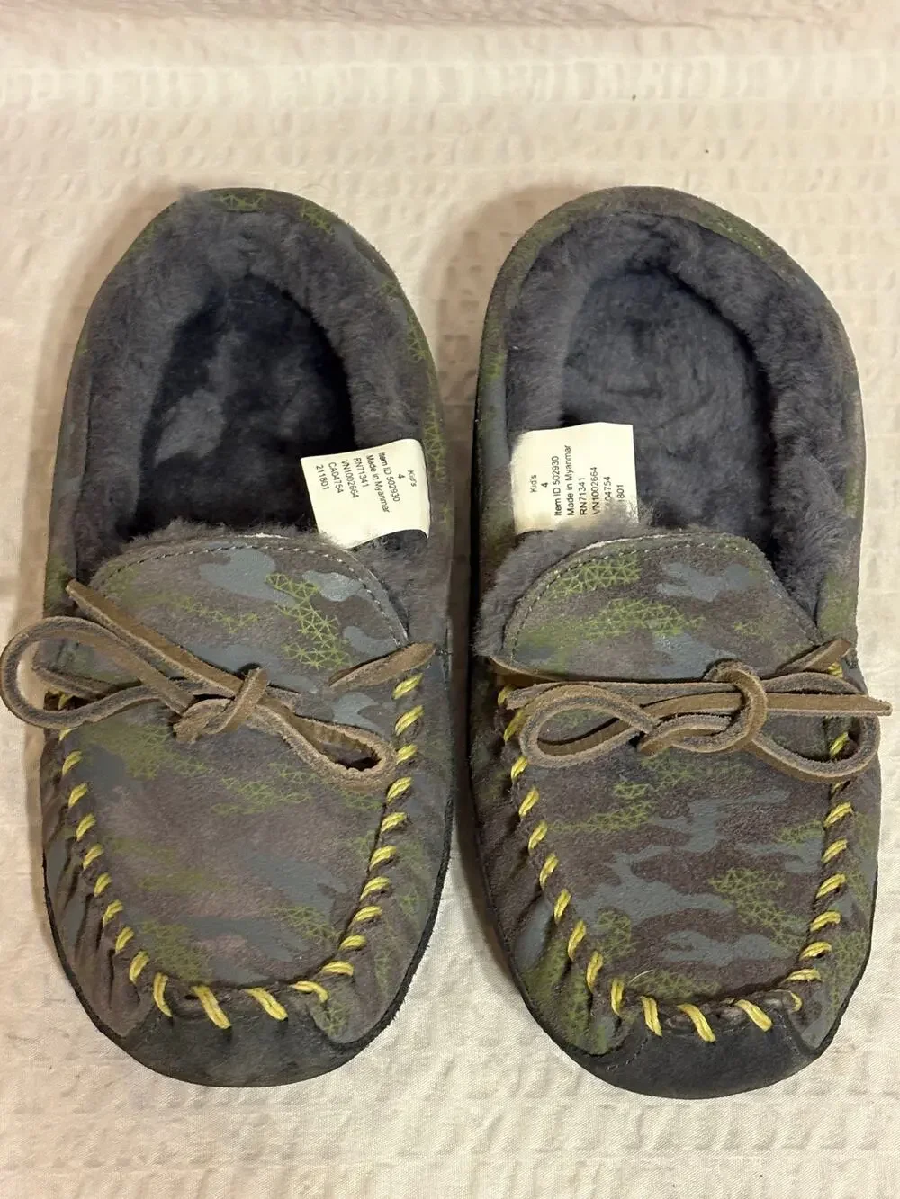 L.L. Bean Genuine Sheepskin Lined Camo Moccasin/Slippers Kids Size4 Big Boy EUC